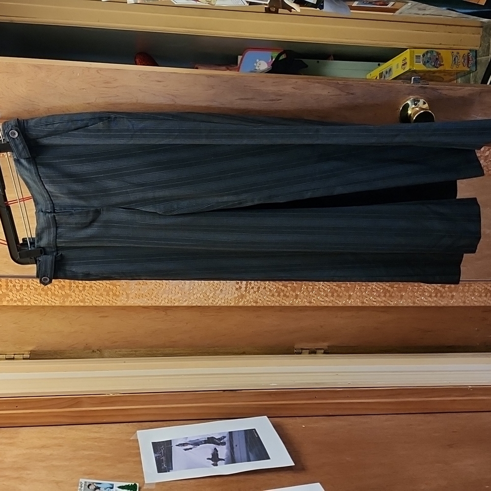 Womans Liz Claiborne Sloane wide leg trouser pants 4 dark grey with pin stripes